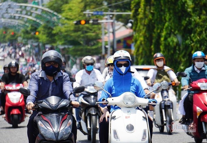  
Ai cũng sử dụng áo chống nắng, kính râm và khẩu trang để tránh nắng khi đi đường (Ảnh: Vietnamnet)