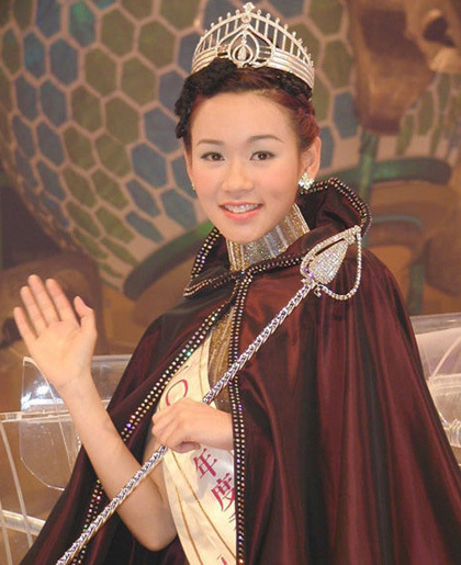  
Dương Tư Kỳ đăng quang Hoa hậu Hồng Kông 2001. (Ảnh: VNExpress)