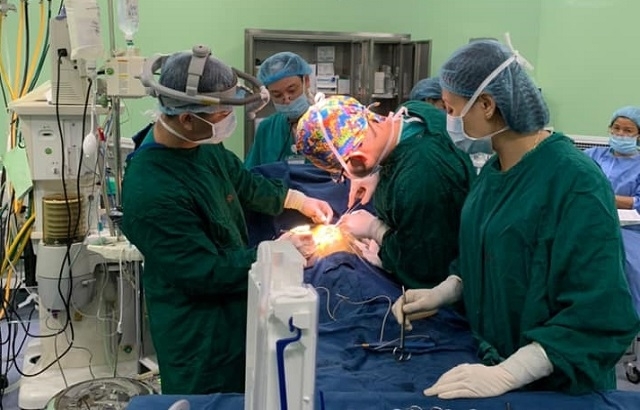  
Các bác sĩ tiến hành ca phẫu thuật cho bệnh nhi 12 tháng tuổi (Ảnh: Quân đội Nhân Dân)