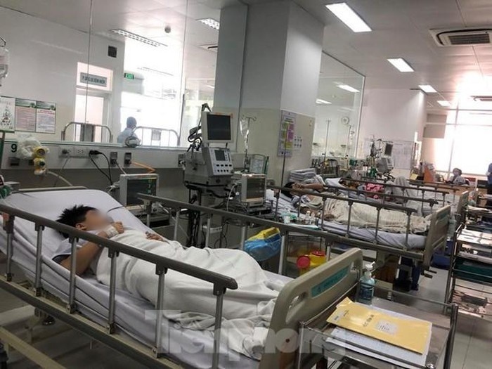  
Một học sinh bị thương do cây đổ trong sân trường nằm điều trị tại bệnh viện (Ảnh: Tiền Phong)