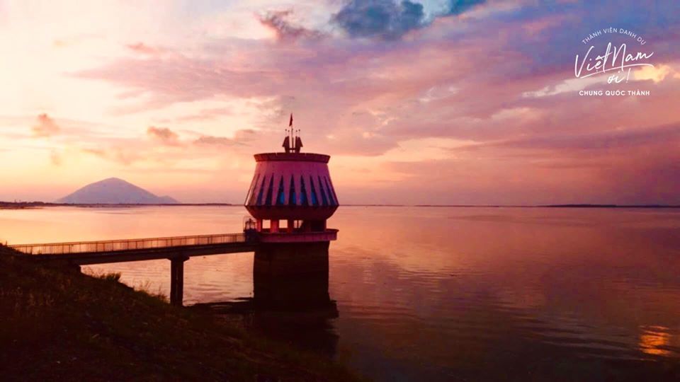 
Hồ Dầu Tiếng là hồ nước nhân tạo lớn nhất Việt Nam, có phong cảnh hữu tình. (Ảnh: Thành)