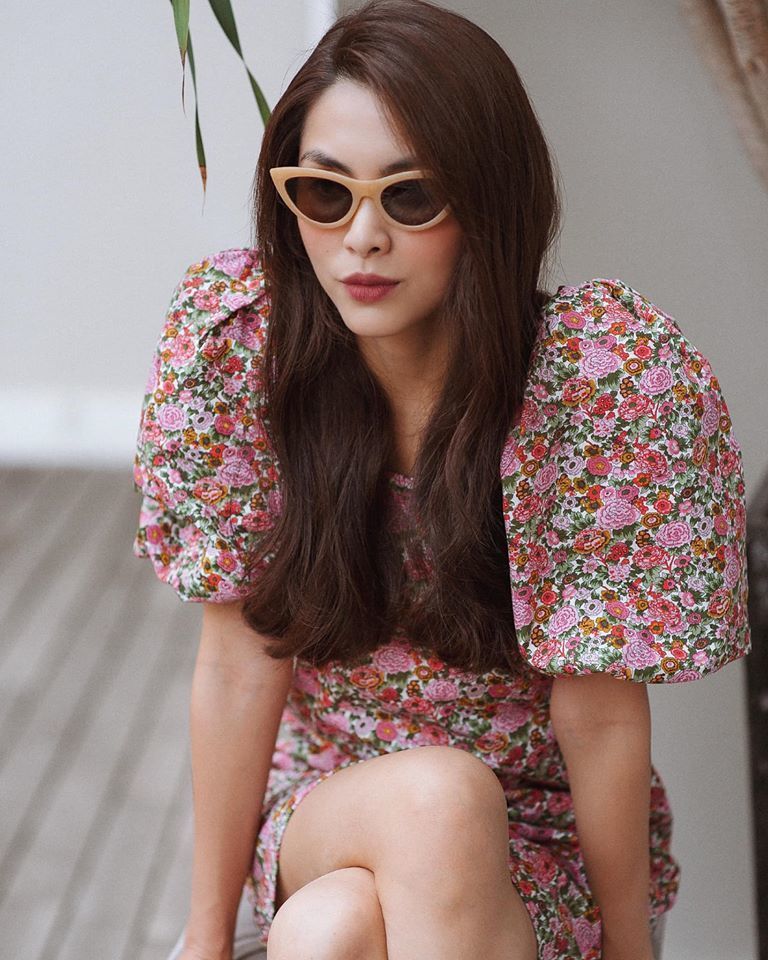  
Tăng Thanh Hà khoe dáng với váy hoa, cô trang điểm nhẹ nhàng, đeo mắt kính thả tóc đúng như hình ảnh thường ngày. (Ảnh: Instagram nhân vật)