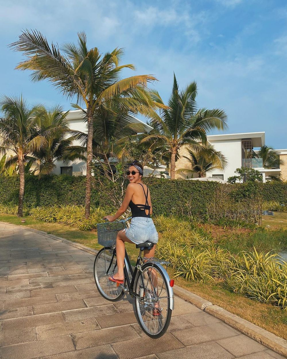 
Tăng Thanh Hà diện bộ cánh thoải mái, đạp xe trong khu nghỉ dưỡng. (Ảnh: Instagram nhân vật)