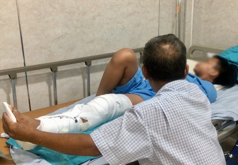  
Một học sinh bị chấn thương nặng đang điều trị tại bệnh viện (Ảnh: PLO)