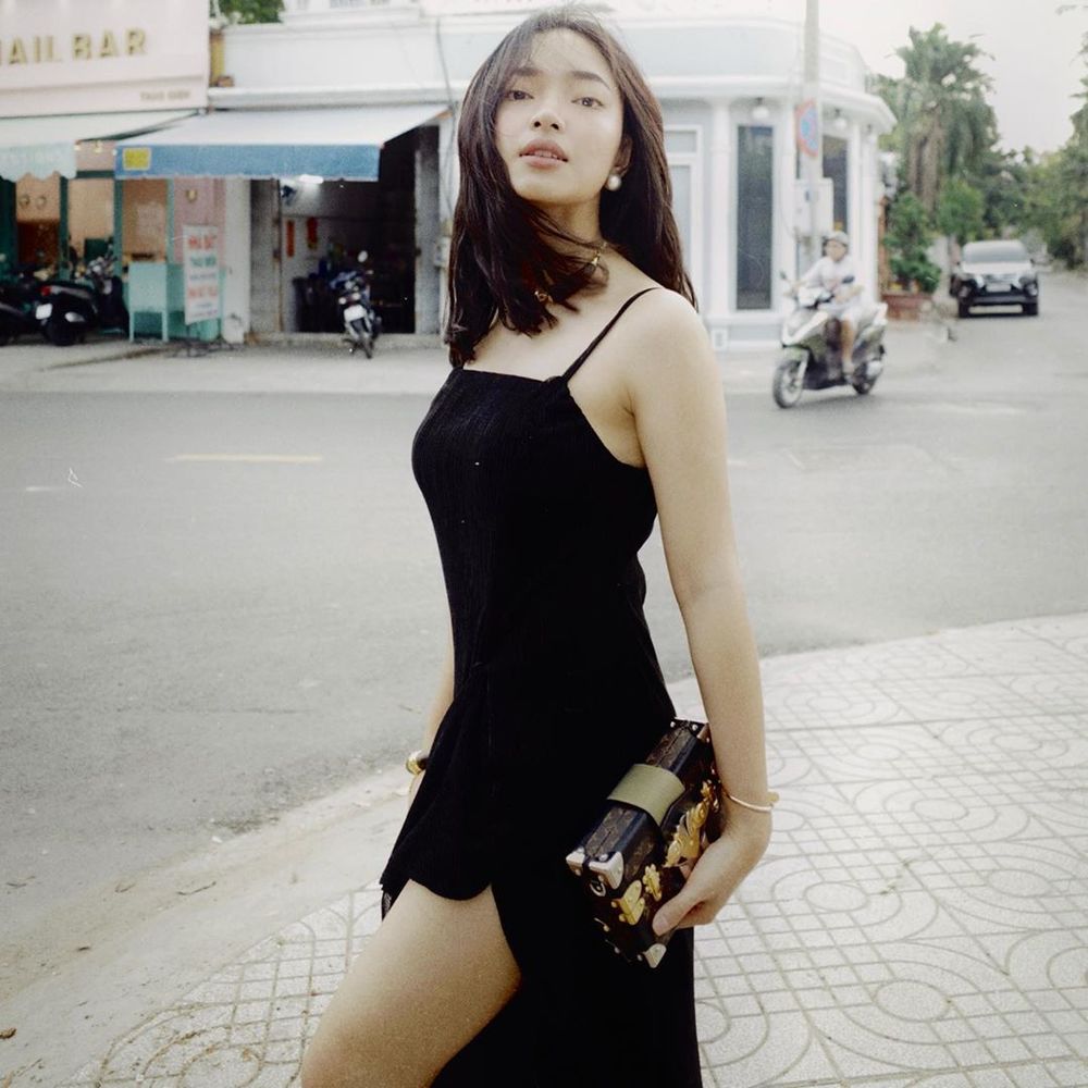  
Châu Bùi diện bộ váy đen xẻ tà với kiểu cầm túi sang chảnh. (Ảnh: Instagram nhân vật)