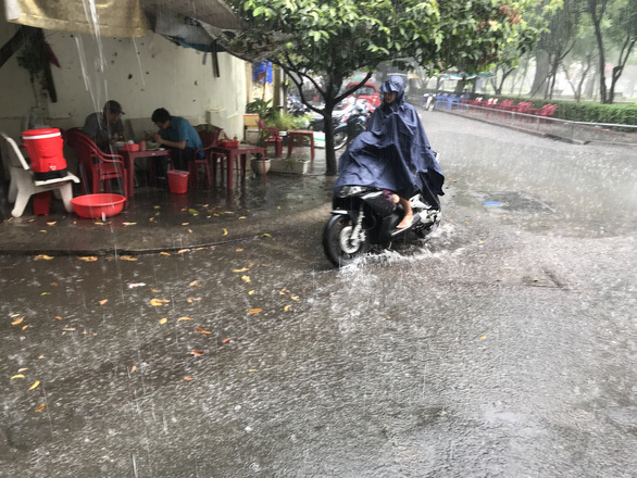 Cơn mưa kéo dài hơn 30 phút tại TP. Hồ Chí Minh. (Ảnh: TTO)