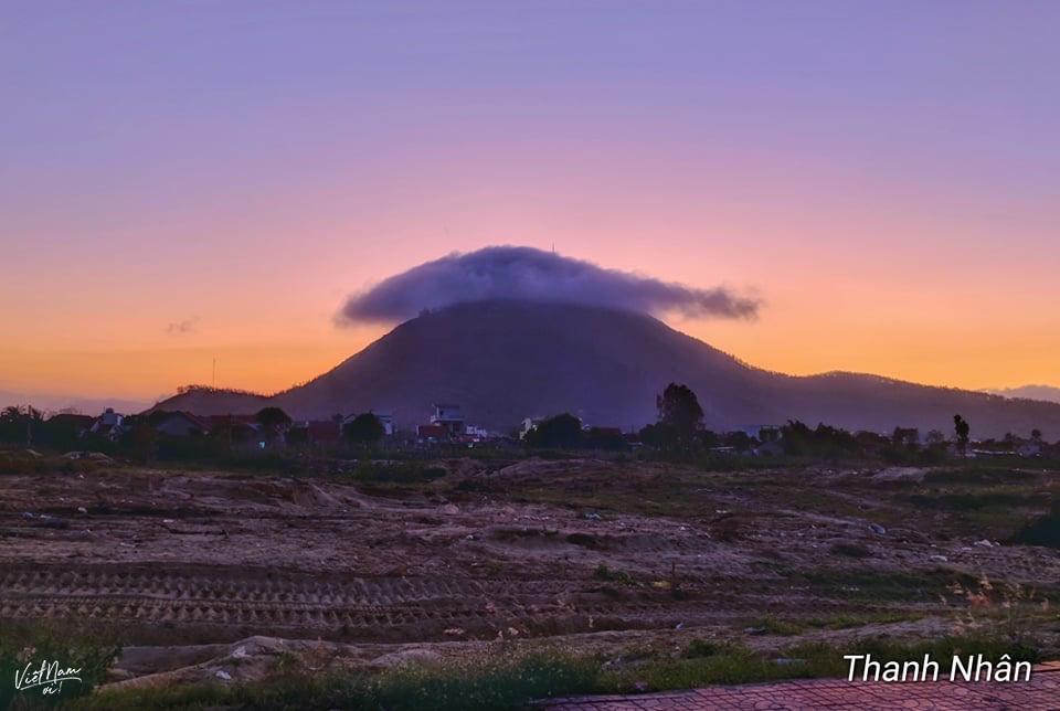  
Anh Thanh Nhân còn chia sẻ hình ảnh khác về núi Chóp Chài, giống núi Phú Sỹ của Nhật Bản nhưng yên bình hơn. (Ảnh: Thanh Nhân)