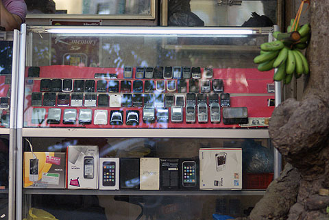  
Nhiều mẫu điện thoại cũ được bày bán ở các cửa hàng (Ảnh: Báo Gia đình)
