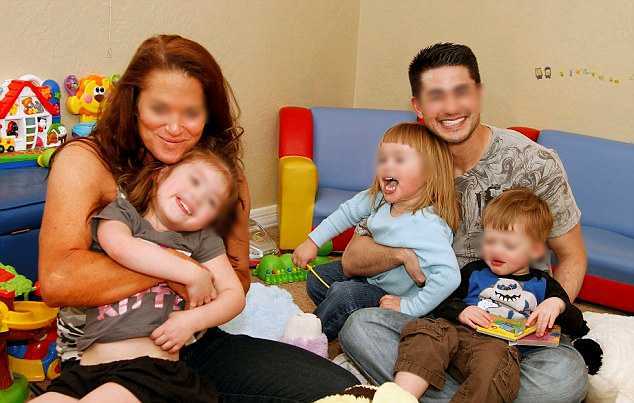  
Cặp vợ chồng người Mỹ hạnh phúc với ba đứa trẻ được chính người bố mang thai (Ảnh: Hoax Of Fact)