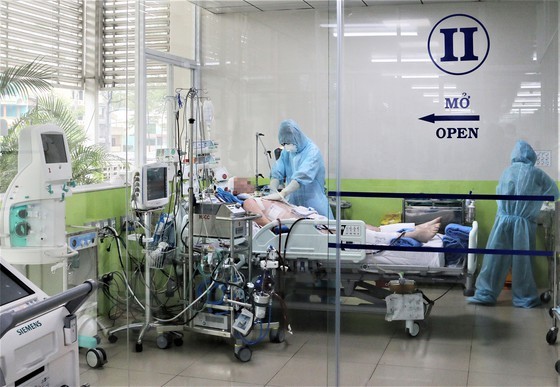  
Bệnh nhân 91 nằm trong phòng chăm sóc đặc biệt (Ảnh: VNExpress)