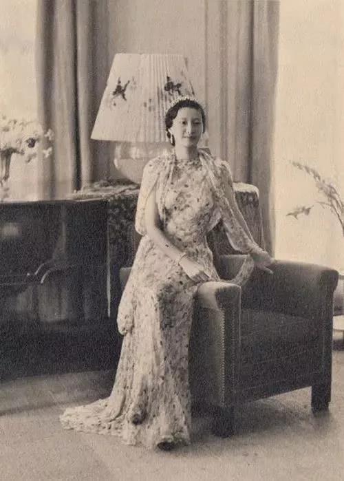  Chiếc váy họa tiết hoa, thiết kế lạ mắt tôn lên khí chất sang trọng của Nam Phương Hoàng hậu. Ảnh: Pinterest