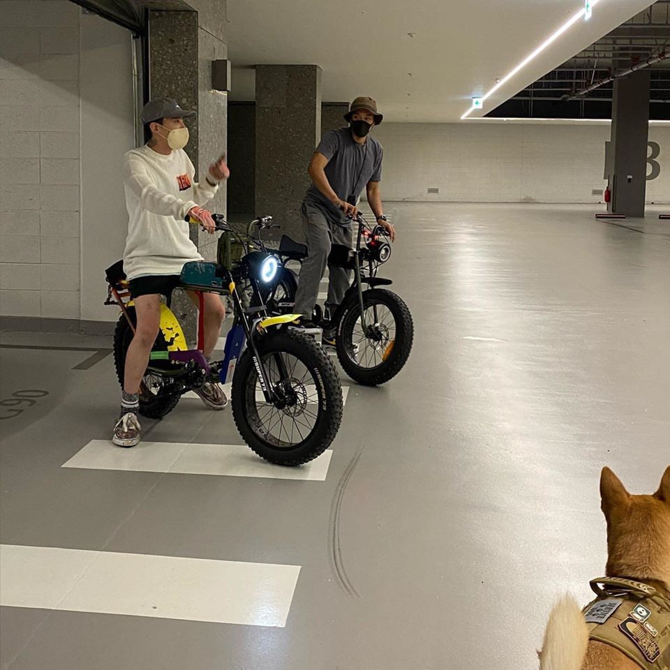  
G-Dragon đi xe đạp điện, người hâm mộ còn đùa đây là "siêu xe" mới của nam thần tượng. Ảnh: Instagram