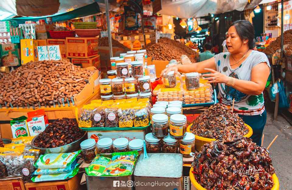  
Chợ Châu Đốc mang những vẻ đẹp dân dã, bình dị về cuộc sống của người An Giang.