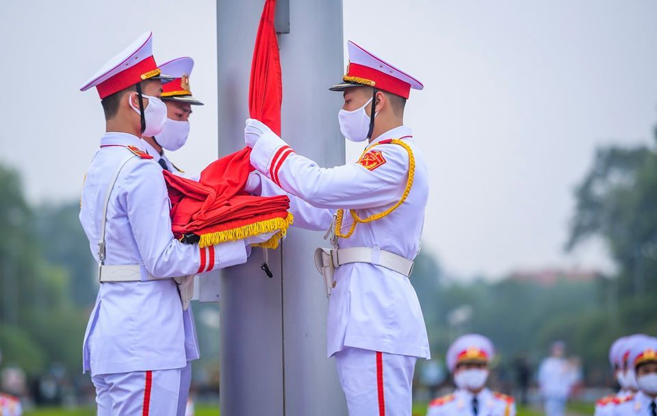 Lá cờ được chuẩn bị trang trọng (Ảnh: Phạm Tùng/Lang thang Hà Nội)