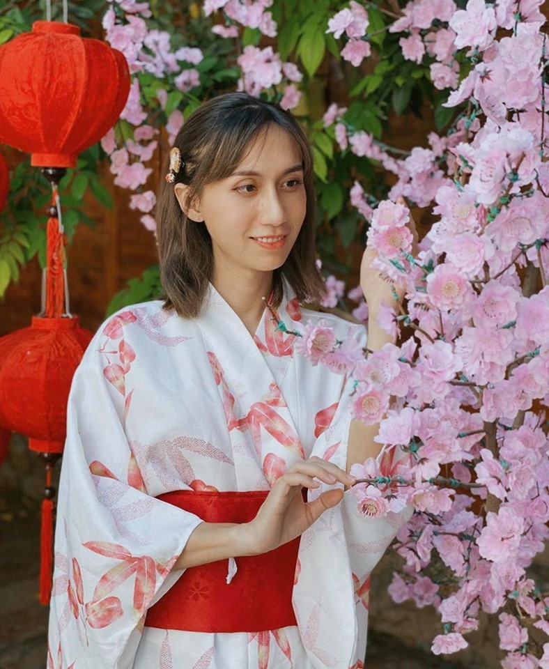  
Lynk Lee chọn bộ Kimono trắng với các họa tiết đỏ phù hợp với bối cảnh hoa anh đào. (Ảnh: Instagram nhân vật)