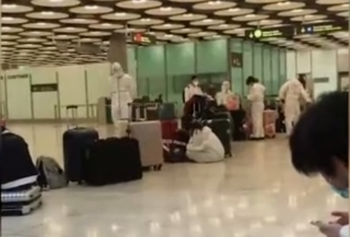  
Hành khách và phi hành đoàn chờ tại sân bay sau khi sự cố xảy ra. (Ảnh: Weibo)