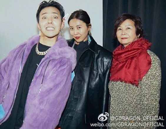  
Mẹ của G-Dragon cũng có diện mạo mạnh mẽ, gu thời trang đẳng cấp. (Ảnh: Weibo)