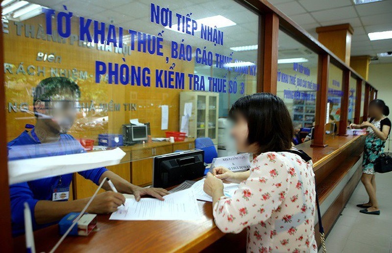  
Người dân đi nộp thuế thu nhập cá nhân ở Chi cục Thuế Hà Nội (Ảnh: Vietnamdaily)