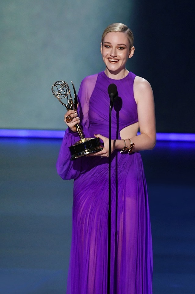  
Minh tinh Julia Garner tại Emmy Award 2019 diện váy đặt riêng Công Trí thiết kế. (Ảnh: Minh họa)