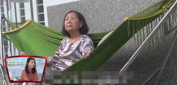  
Ngọc Quyên lặng lẽ khi thấy hình bóng đơn chiếc của mẹ tại Việt Nam. (Ảnh: Chụp màn hình)