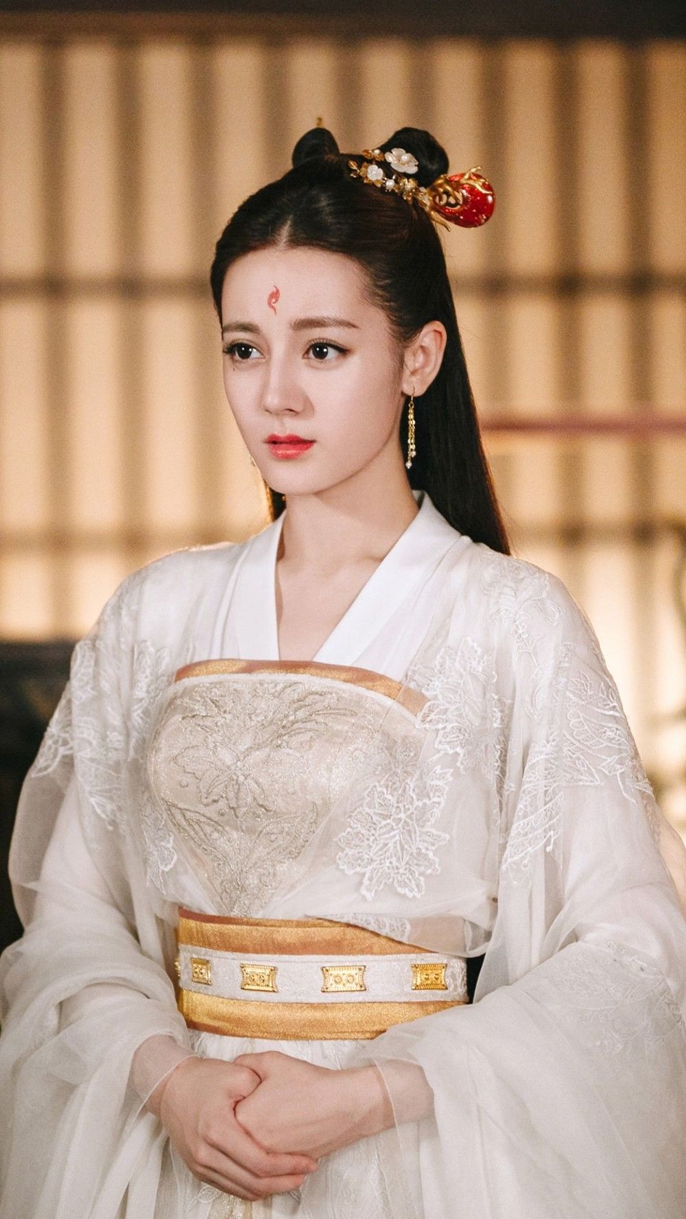  
Gương mặt lai Tây của Địch Lệ Nhiệt Ba khiến Cnet la ó mỗi khi cô đảm nhận vai diễn cổ trang. (Ảnh: Weibo).