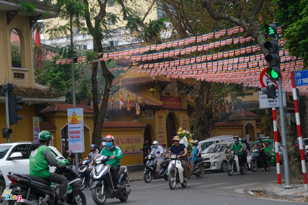  
Ngoài cửa chùa Quán Sứ (Hà Nội) được trang trí cờ hoa.