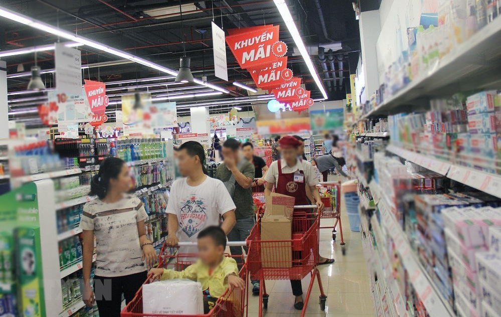  
Người dân mua sắm tại một siêu thị (Ảnh: TTXVN)