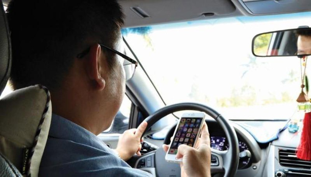  
Sử dụng điện thoại khi đang lái xe sẽ bị xử phạt tối đa 2 triệu đồng. (Ảnh minh hoạ: Pháp luật Việt Nam)