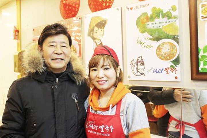  
Chính chồng chị Mai đã giúp đỡ, động viên chị mở quán ăn bán toàn món Việt. Ảnh: A Channel