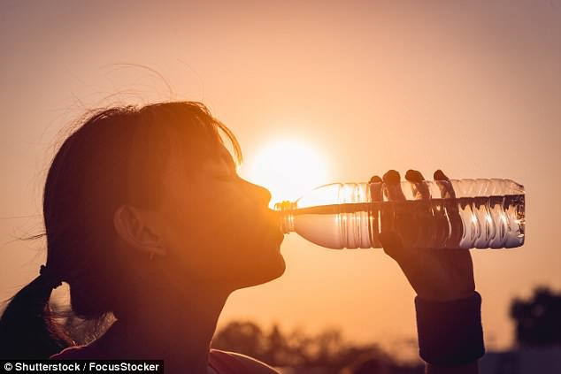  
Cần bổ sung đủ nước trong những ngày nắng nóng (Ảnh: ​Shutterstock)