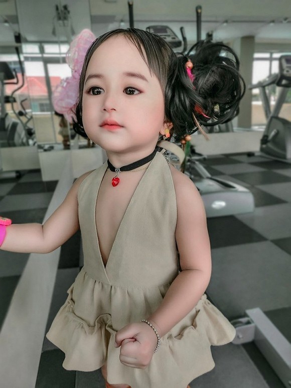  
Gương mặt bầu bĩnh, đôi mắt to tròn, biểu cảm đáng yêu, em bé 2 tuổi người Thái Lan cũng nhận được nhiều sự quan tâm nhiệt tình từ cư dân mạng. (Ảnh: I.G)