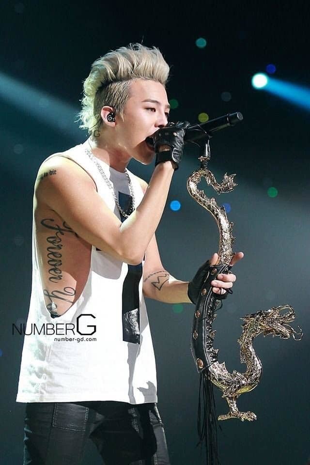  
Chiếc mic hình rồng ấn tượng của G-Dragon (Ảnh: Twitter).