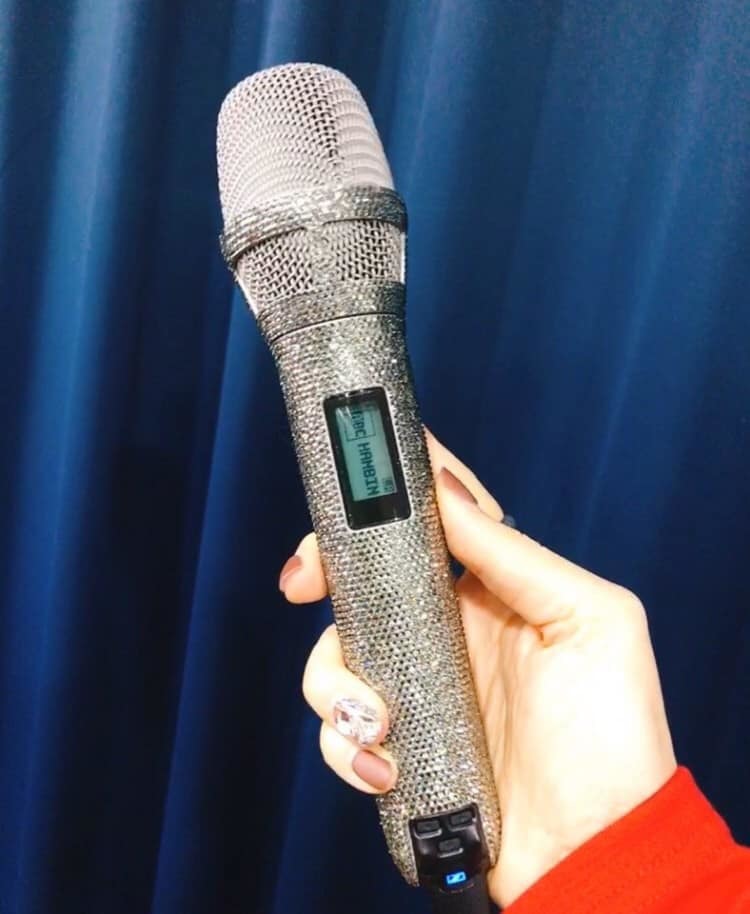  
Chiếc mic fan tặng cho B.I được nạm 5500 viên kim cương đen Swarovski, sản phẩm bảo hành trọn đời (Ảnh: Twitter).