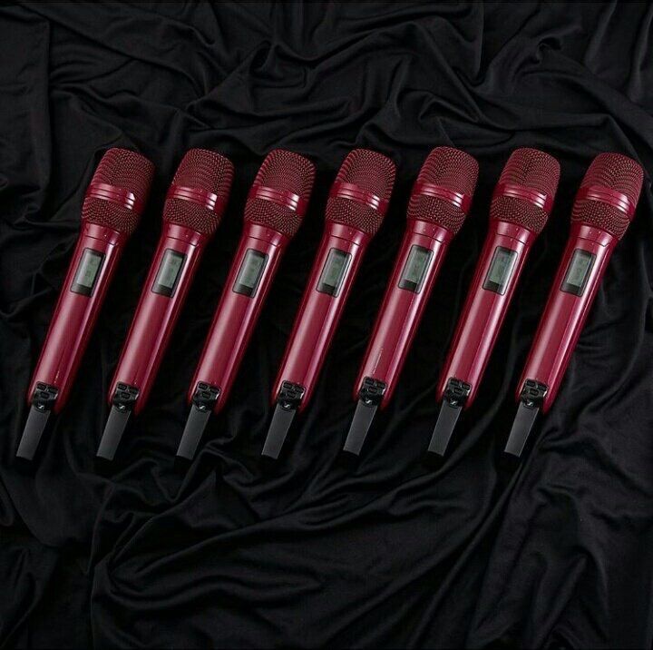  
Những chiếc mic đỏ của iKON (Ảnh: Twitter).