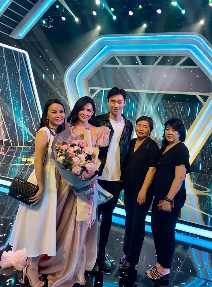  
Thanh Quỳnh chụp ảnh cùng gia đình Alan Phạm sau chương trình. (Ảnh: FBNV)