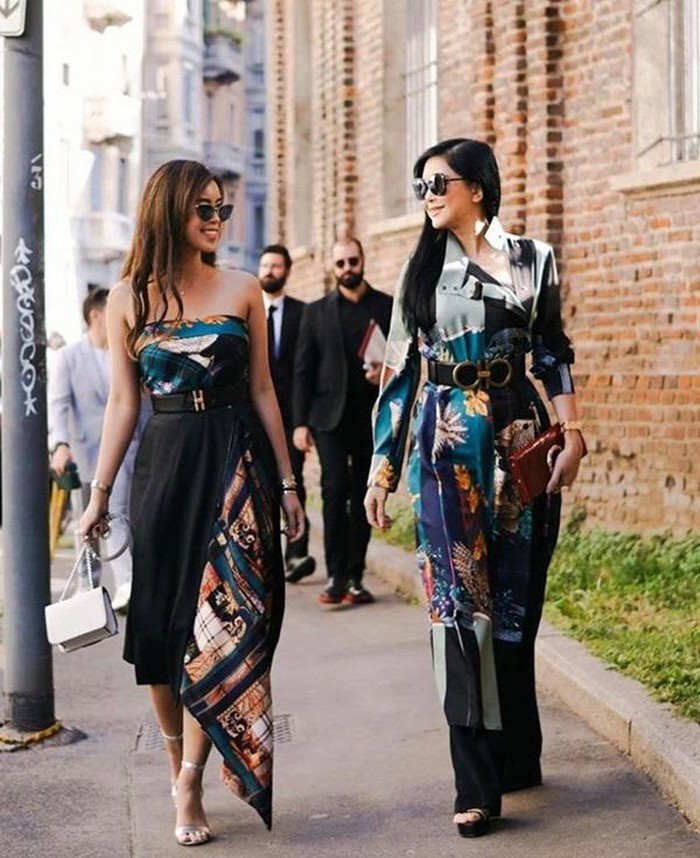  
Tại Milan Fashion Week hồi tháng 10/2019, cặp sao góp mặt trong show diễn của nhà mốt Ferragamo. Bộ cánh của Tiên Nguyễn chưa kể túi xách có giá 2.040 USD trong khi item của mẹ hơn 3.000 USD (tương đương 70 triệu đồng)
