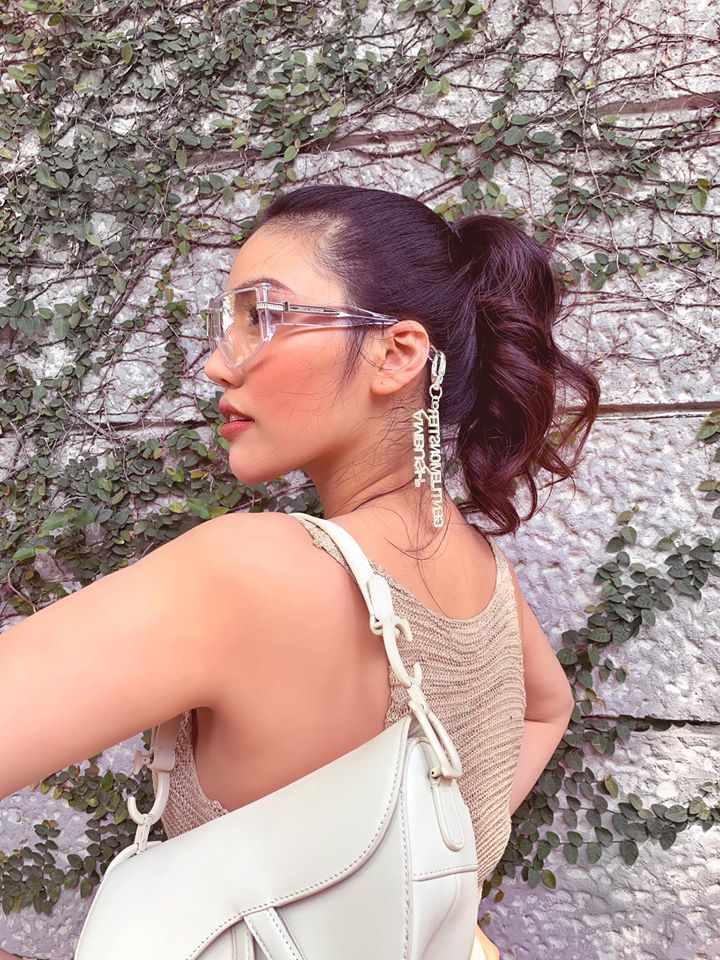  
"Mẹ bỉm" Lan Khuê lên đồ thời thượng với túi xách Dior và thiết kế mắt kính của Jennie. (Ảnh: FBNV)