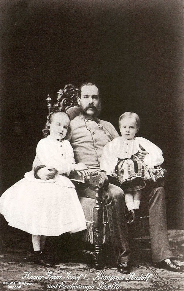  
Hoàng đế và 2 trong số 4 người con của hai người.