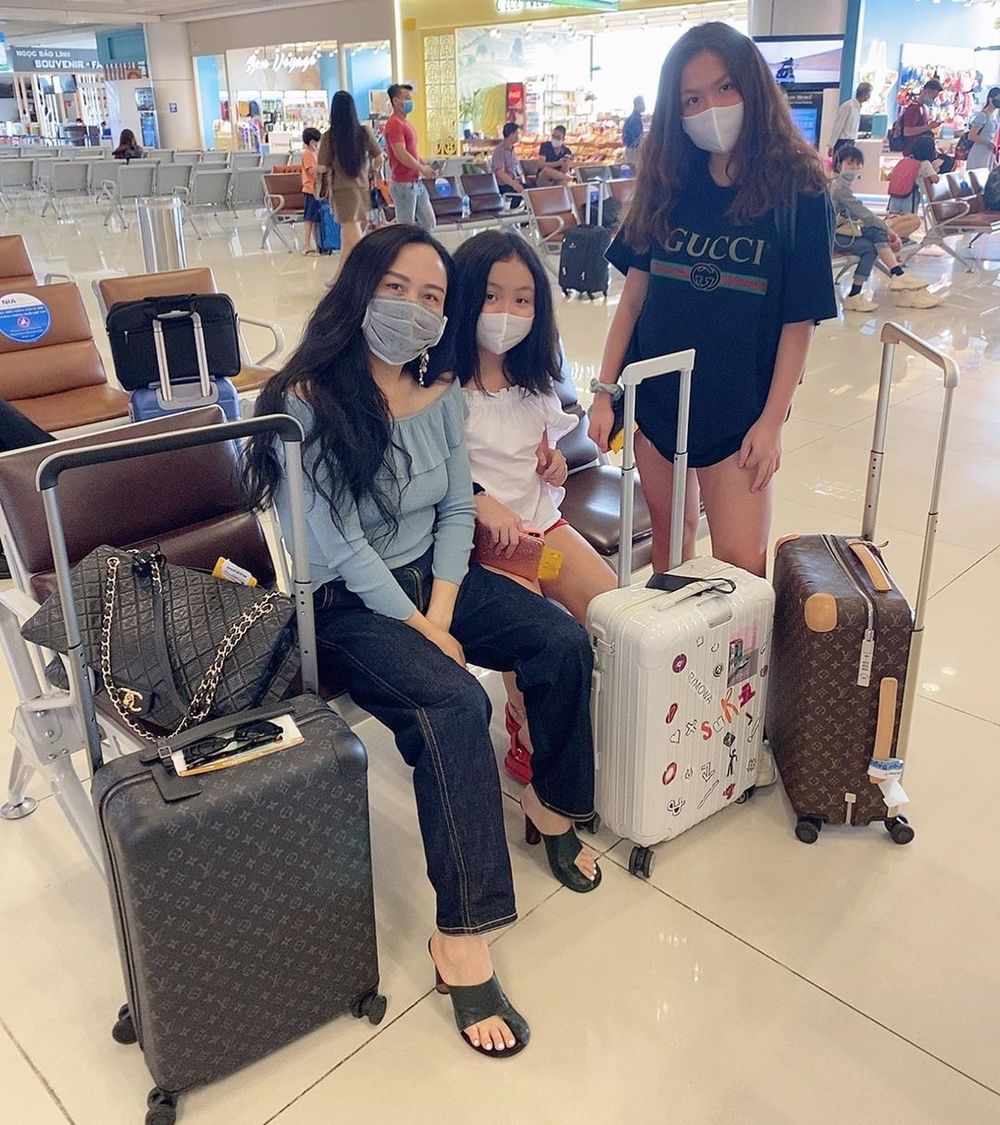  
Doanh nhân cùng hai cô con gái "phủ" đồ hiệu khi đi du lịch. (Ảnh: Instagram nhân vật)