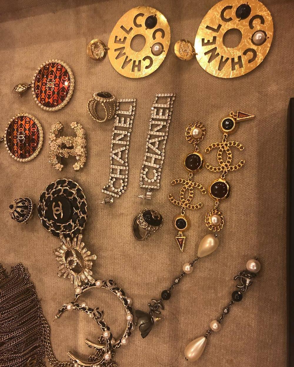  
Thiên đường khuyên tai của Phượng Chanel, cô mua hàng chục item trong mỗi lần mua sắm. (Ảnh: Instagram nhân vật)