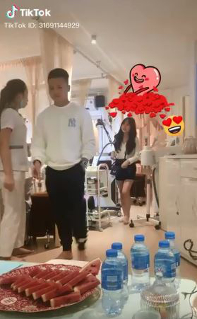 
Nam cầu thủ cũng từng lộ ảnh xuất hiện bên cạnh tình tin đồn Thanh Thủy - hot girl 1m52 (Ảnh: Saostar)