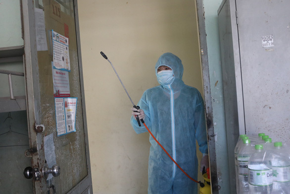  
Nhân viên y tế thực hiện phun khử khuẩn tại khu cách ly tập trung (Ảnh: TTO)