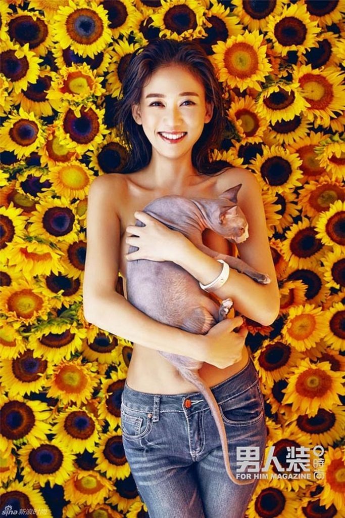  
Trần Kiều Ân chỉ ôm một chú mèo để che đi thân hình của mình nhưng "sức nóng" từ bầu ngực và chiếc eo của cô vẫn không thuyên giảm. Ảnh: Pose