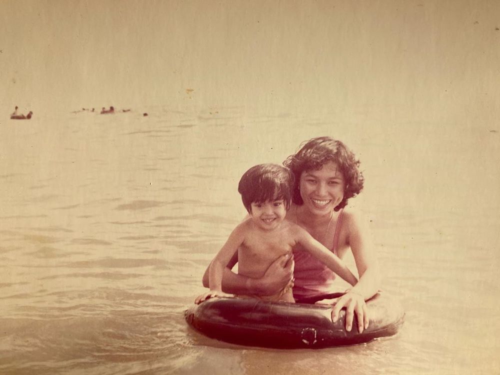  
Quang Vinh khoe khung ảnh cực đáng yêu khi được đi biển với mẹ lúc còn nhỏ. (Ảnh: Instagram) - Tin sao Viet - Tin tuc sao Viet - Scandal sao Viet - Tin tuc cua Sao - Tin cua Sao