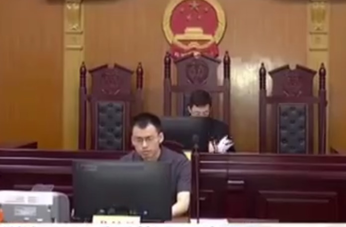  
Hình ảnh tại phiên tòa sơ thẩm ở Nam Kinh. (Ảnh chụp màn hình)