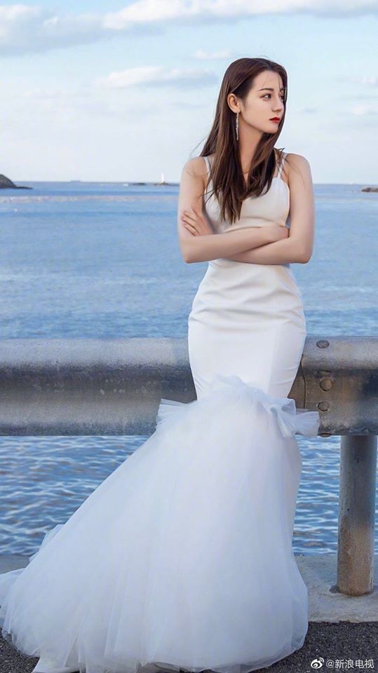  
Một chiếc váy cưới chẳng có nhiều họa tiết vẫn tôn lên được đường nét xinh đẹp của Nhiệt Ba. Ảnh: Weibo 
