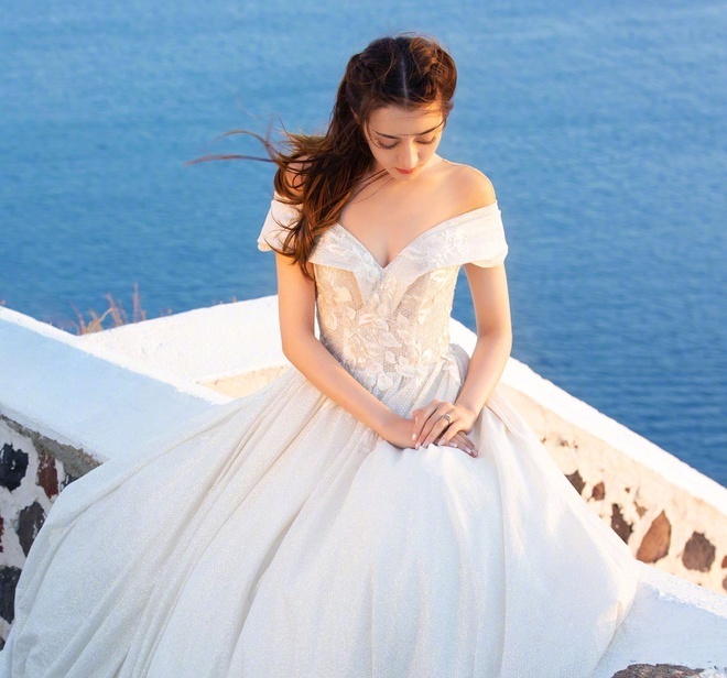  
Nhiệt Ba chụp ảnh với váy cưới khi đi du lịch tại Hy Lạp. Ảnh:Weibo
