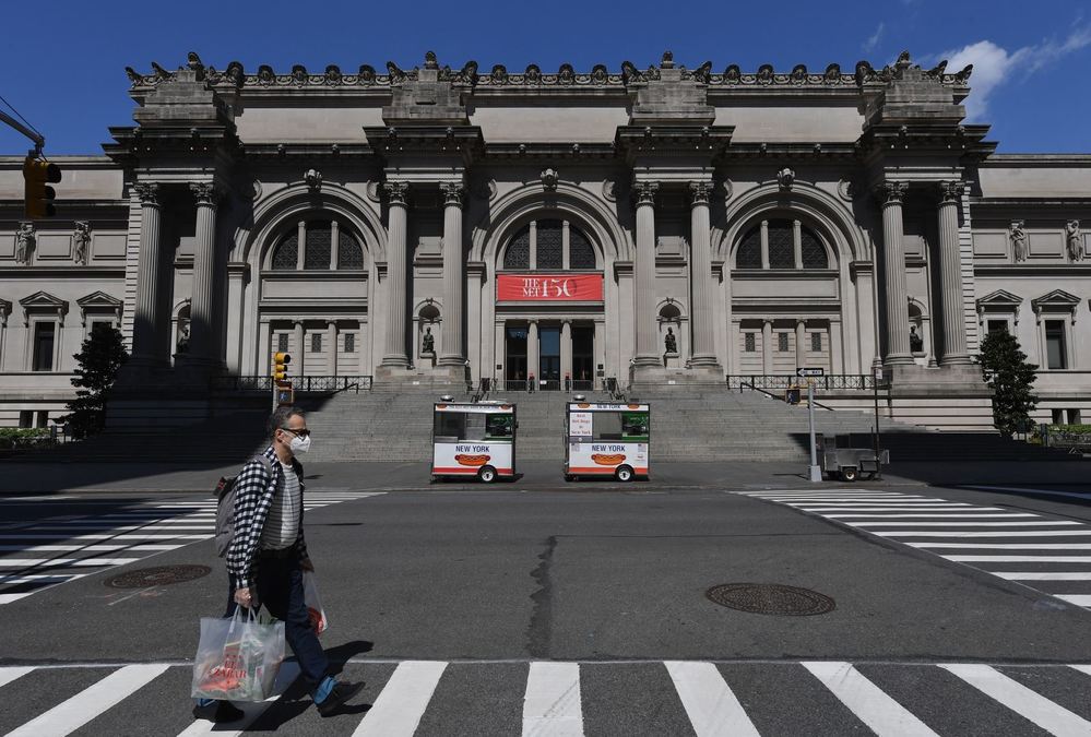  
Khung cảnh vắng lặng ở bên ngoài Bảo tàng Nghệ thuật Metropolitan ở thành phố New York (Mỹ) trong thời điểm dịch Covid-19 diễn ra (Ảnh: TTXVN) 