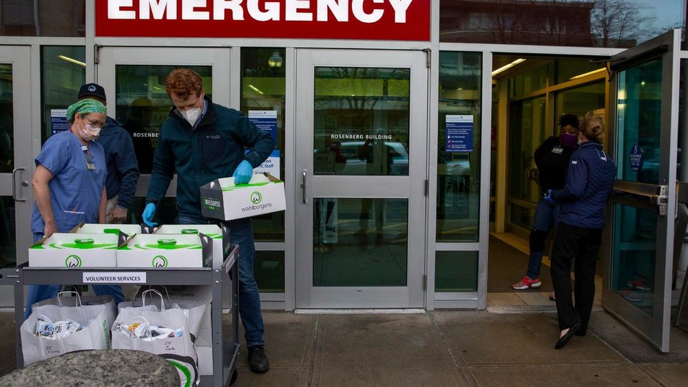  
Trước một khu cấp cứu ở bệnh viện thuộc Mỹ có các tổ chức tình nguyện phát thức ăn, nước uống. (Ảnh: AFP)