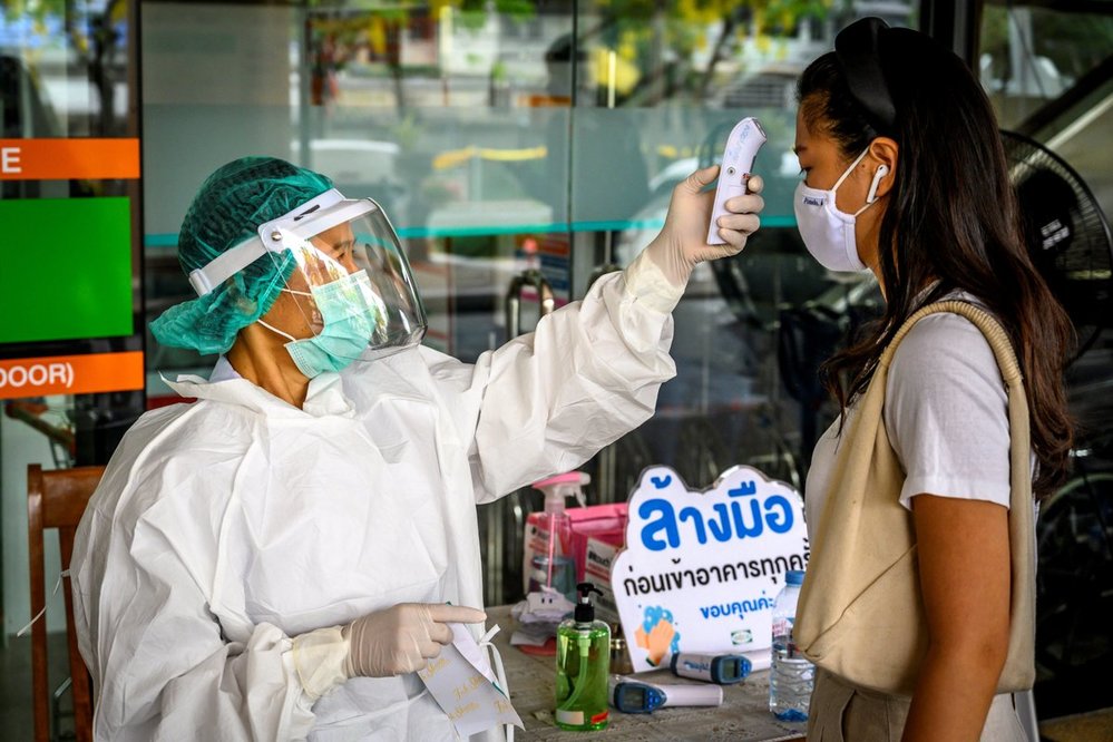 Nhân viên y tế ở Thái Lan tiến hành đo thân nhiệt cho mọi người. (Ảnh: Twitter)